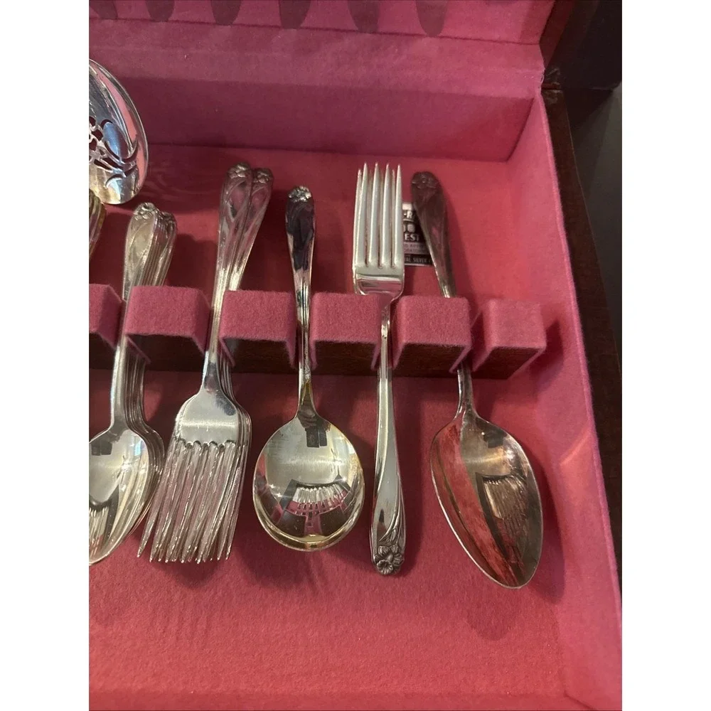 1847 Rogers Bros Silverplate Daffodil Wood Chest 61 Pieces Set 1950S #1